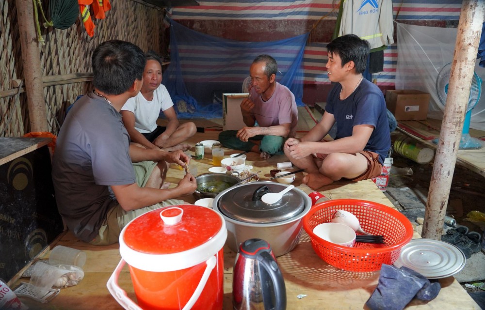 Giờ cơm trưa của công nhân xây dựng tại “đại công trường” Lộc An - Bình Sơn